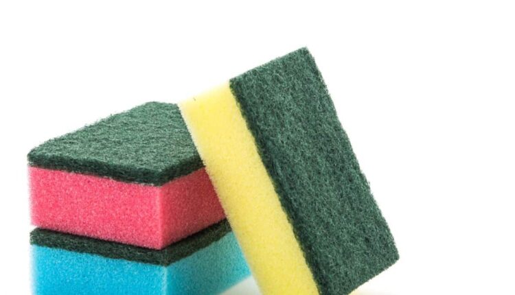 Esponja congelada: o segredinho para agilizar a faxina da cozinha