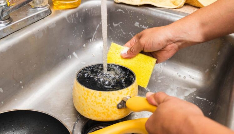 Mancha de panela? Veja como limpar rapidinho e sem dor de cabeça