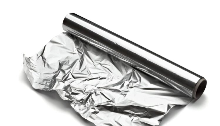 Papel alumínio para desamassar roupas rápido: testei e amei