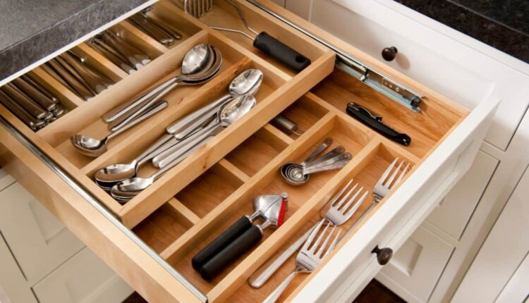 Saiba como arrumar as gavetas da cozinha e ganhar espaço fácil