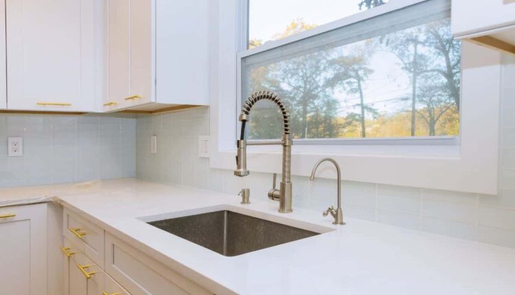 Vinagre na cozinha: truque simples para pia limpa e sem gordura