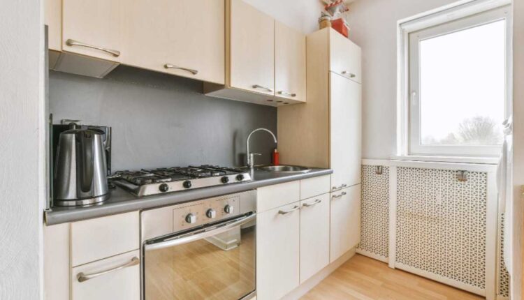 Armários que dão mais charme e espaço para cozinhas pequenas