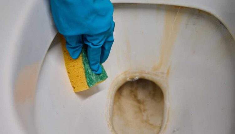 Como acabar com manchas amarelas no vaso sem esforço