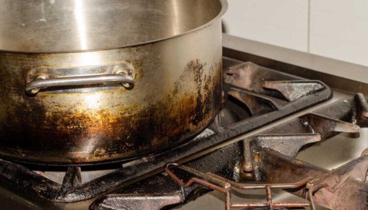 Como deixei minhas panelas queimadas brilhando de novo sem esforço