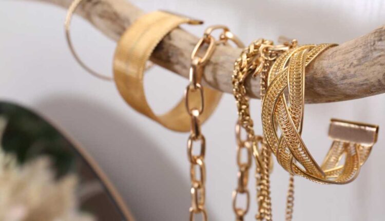 Como fiz meus acessórios dourados voltarem a brilhar em casa