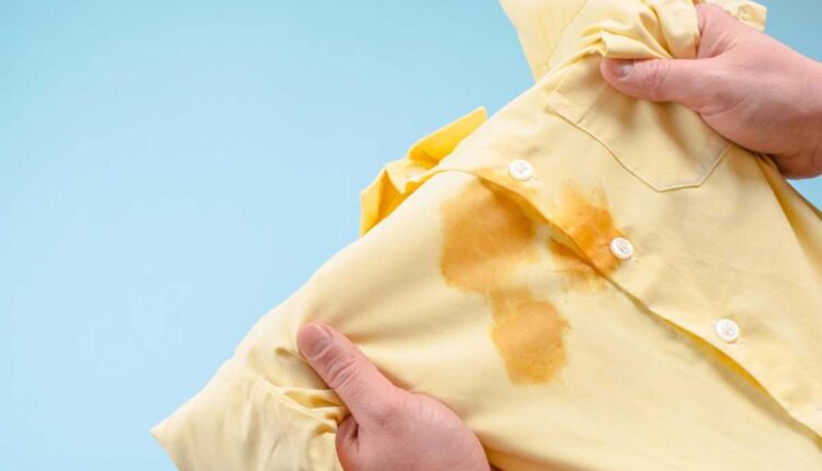 Como tirar manchas de gordura das roupas sem esforço na lavagem