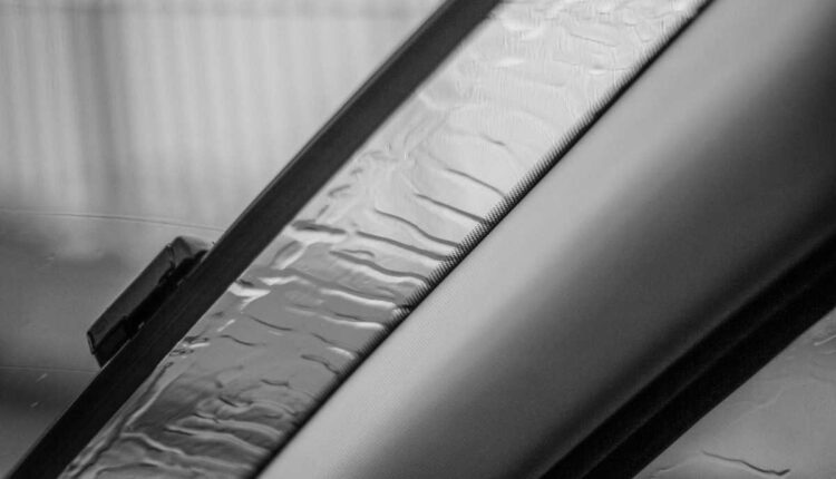 Por que tanta gente está colocando papel alumínio nas janelas?